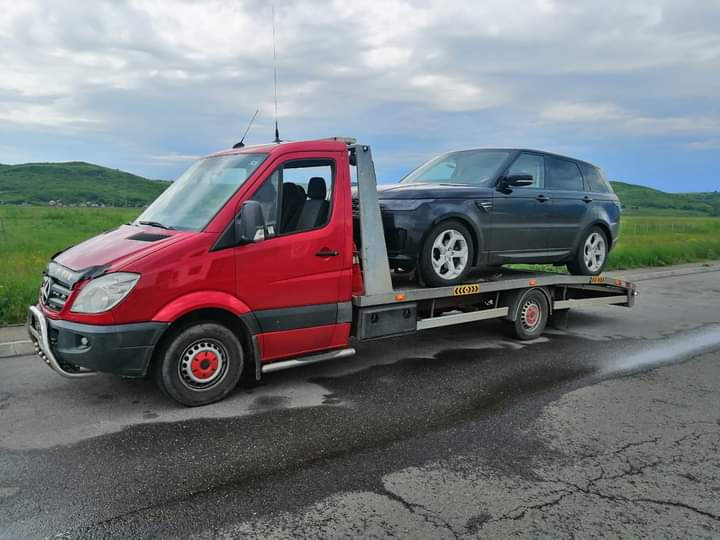 Platformă auto cu lift hidraulic — încărcare mașină Iași