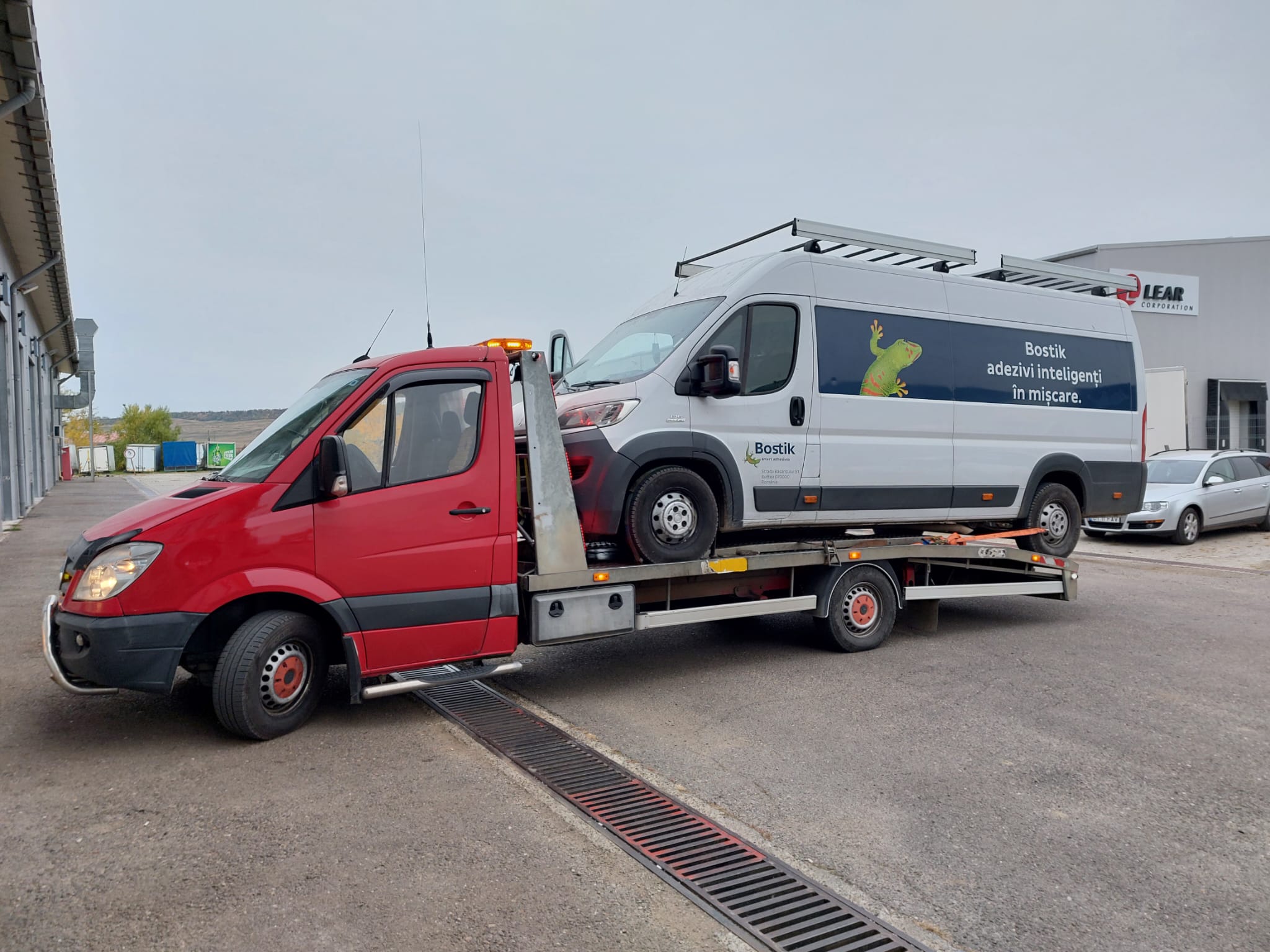 Platformă auto — transport vehicul avariat spre Iași