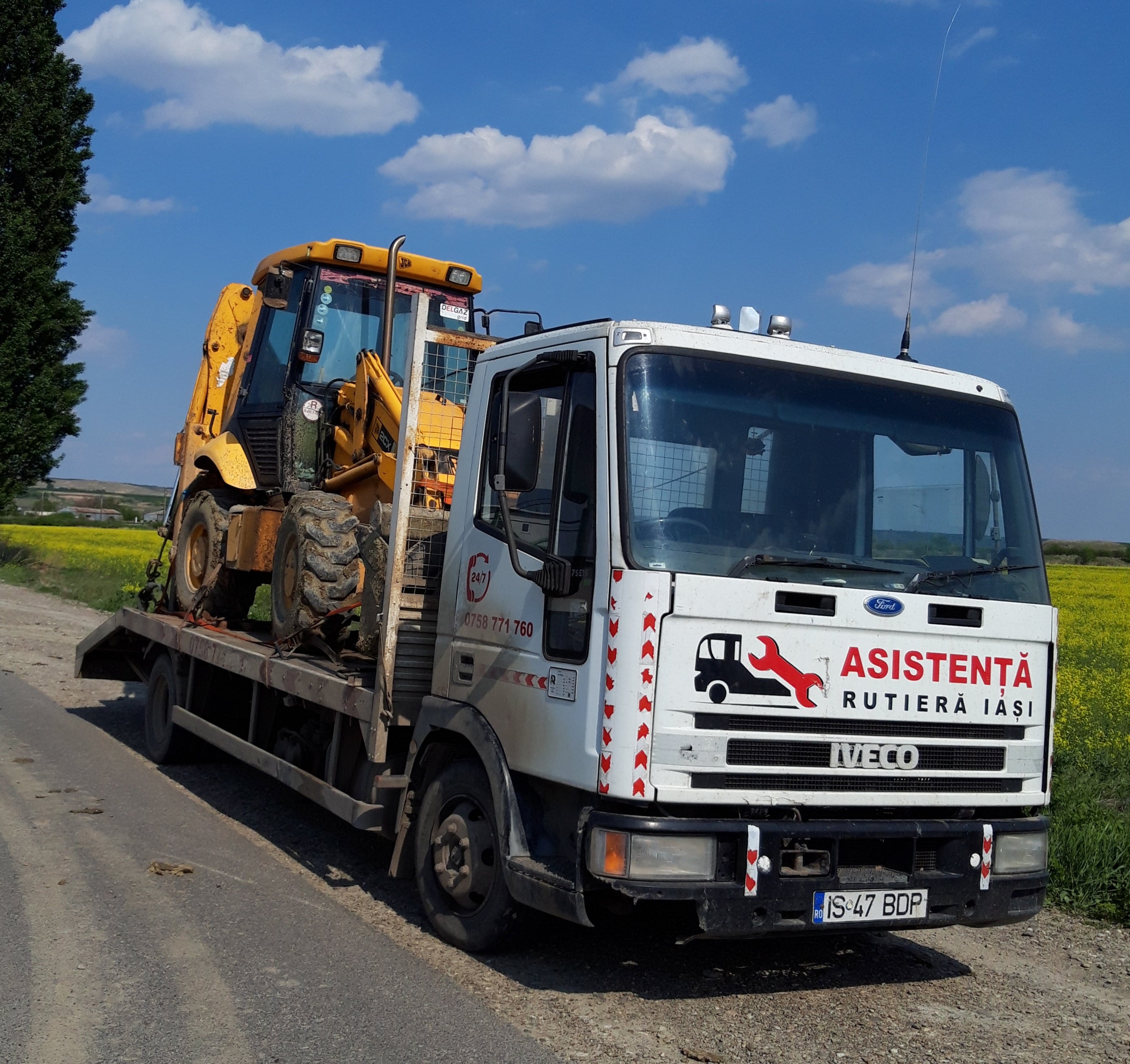 Transport utilaje industriale — compactor pe trailer Iași