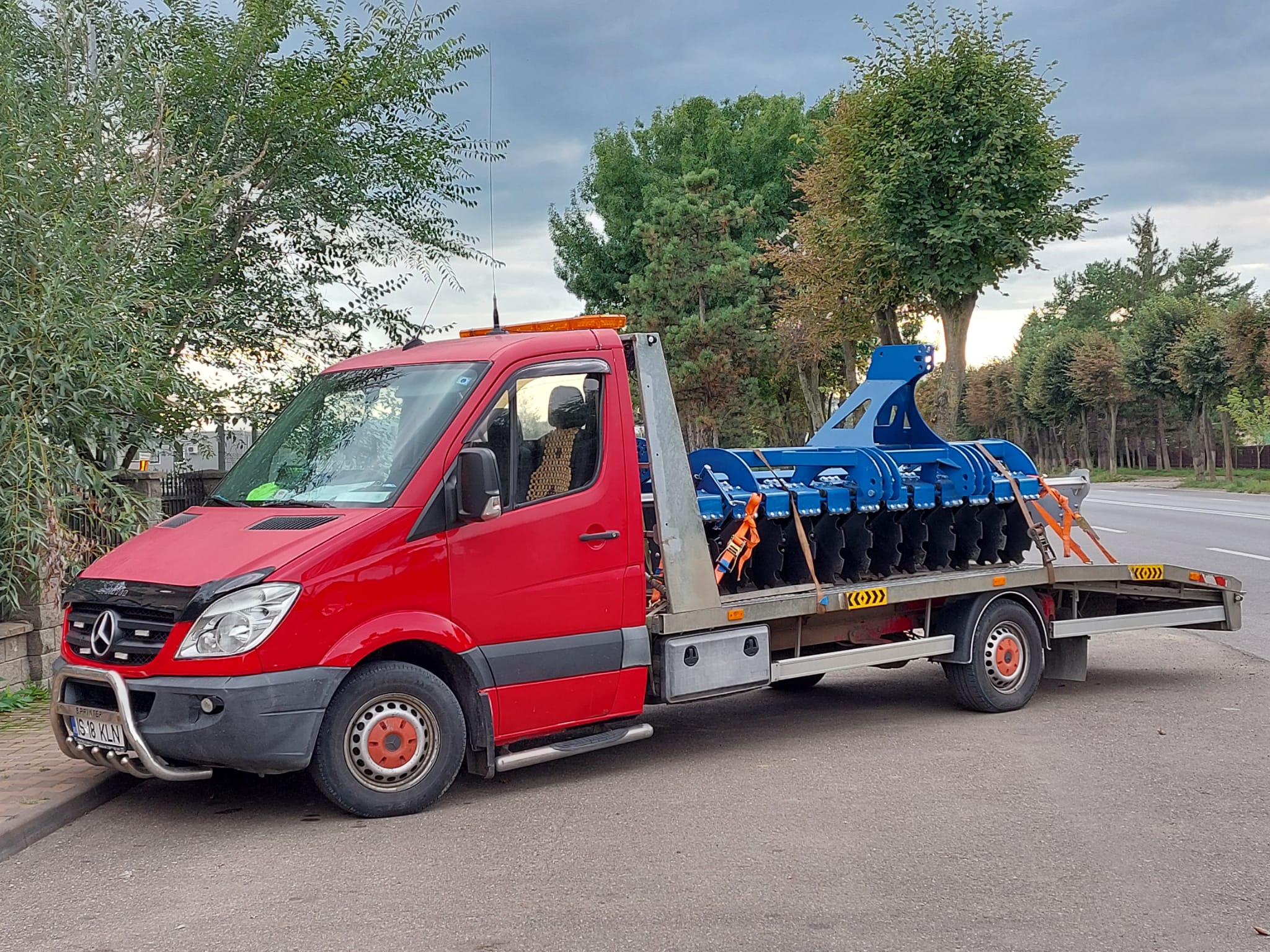 Transport utilaje agricole — combină pe trailer Iași