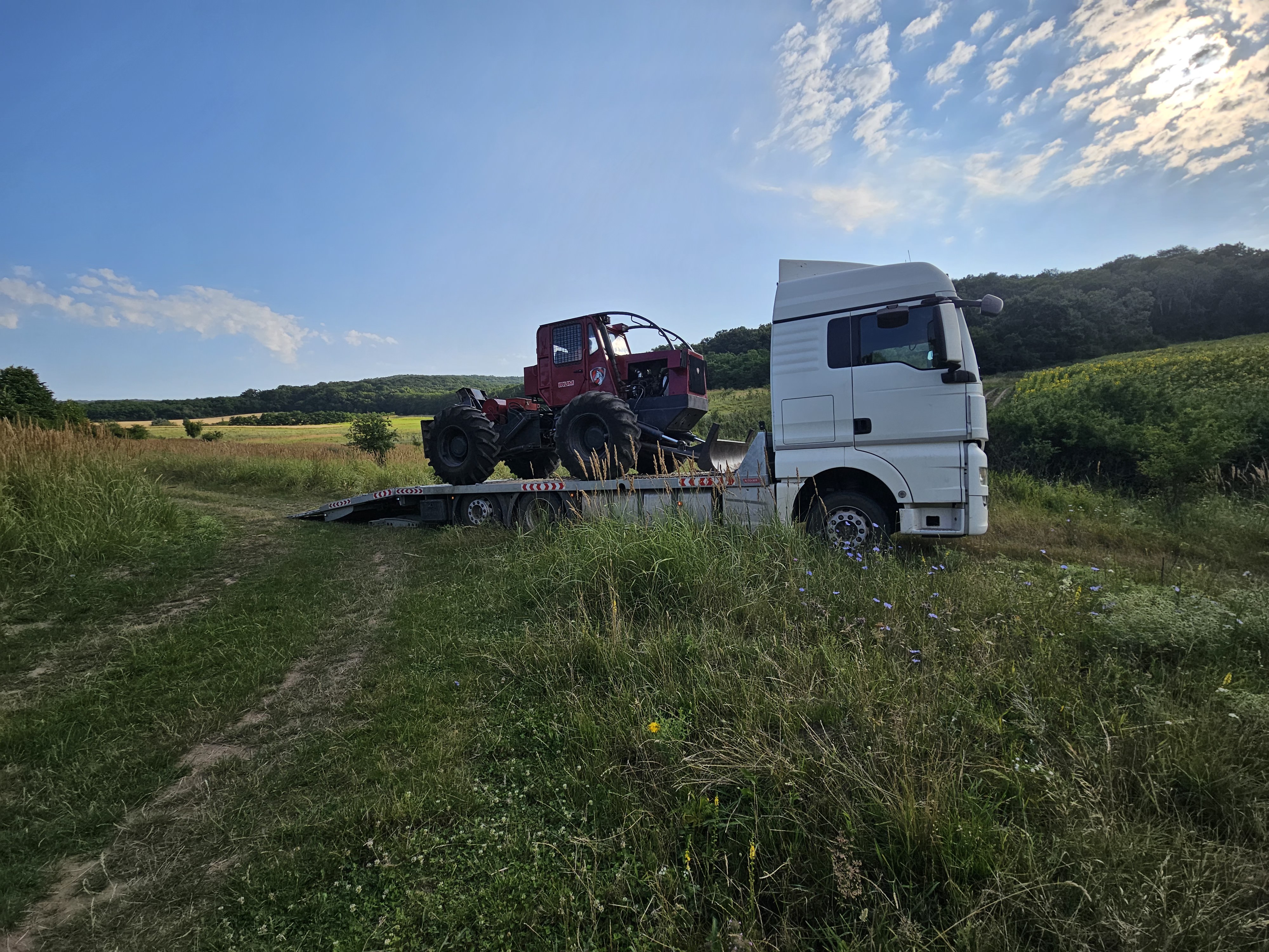 Platformă specială transport utilaje și echipamente grele Iași