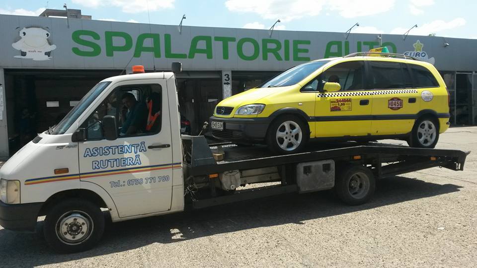 Tractare microbuz defect pe platformă auto Iași