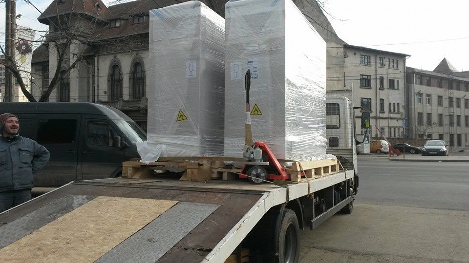 Ridicare vehicul din șanț cu troliu — asistență rutieră Iași