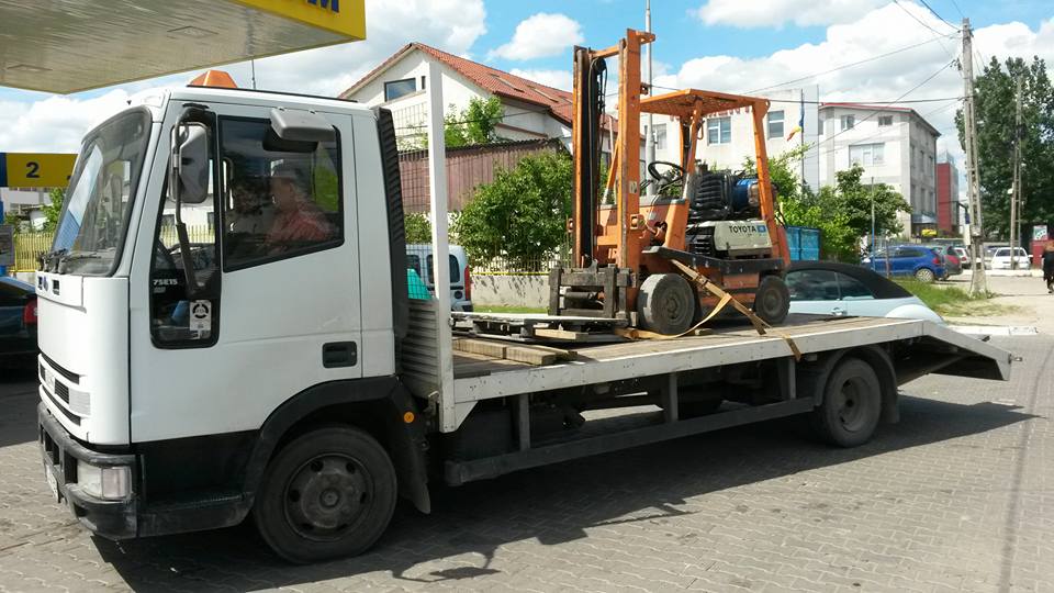 Tractare auto avariat după accident rutier Iași